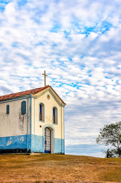 Oude historische kapel in koloniale stijl uit de 17e eeuw in de stad Sabara in Minas Gerais, Brazilië