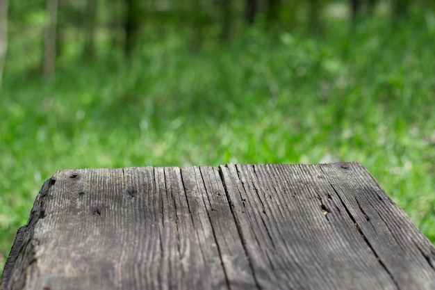 Oude houten bank in de tuin