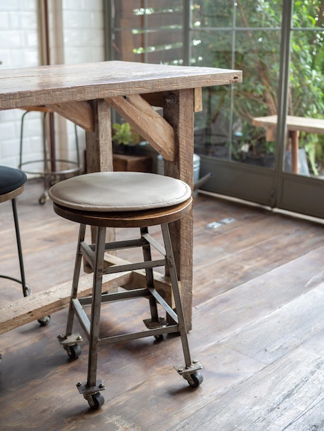 Oude houten barkrukken op houten vloer in café-retrostijl