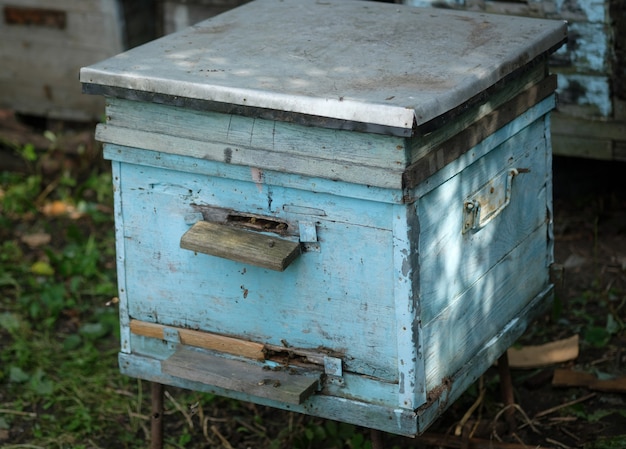 Oude houten bijenkorf in de bijenstal in de tuin