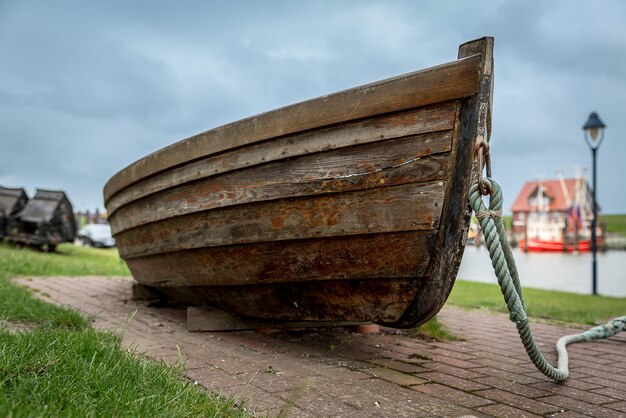 Foto oude houten boot in de haven