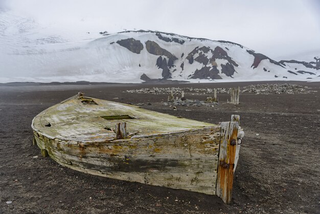 Oude houten boot op het strand op Deception-eiland, Antarctica