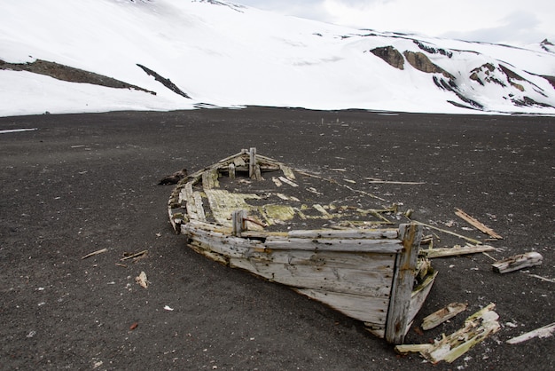 Oude houten boot op het strand