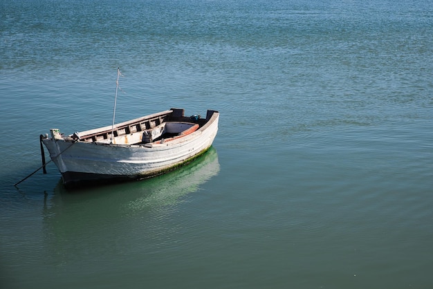 Oude houten boot voor anker