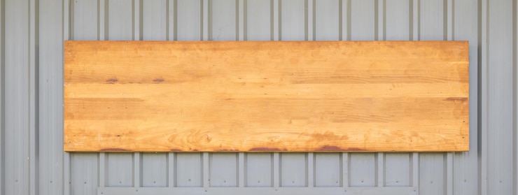Foto oude houten bord op metalen textuur achtergrond