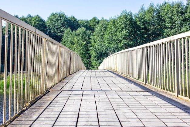 Oude houten brug Brug over rivier Gele brug in de zomer in het parkbos