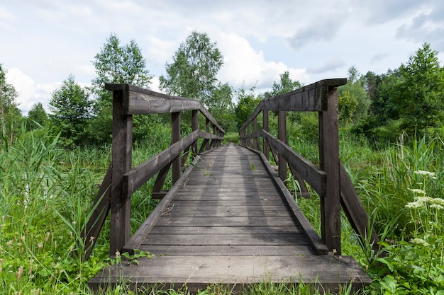 Oude houten brug gebouwd op het meer