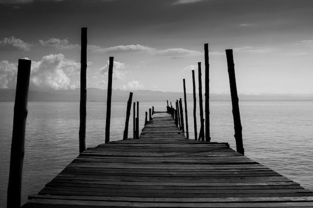 oude houten brug kruis pad naar zee.