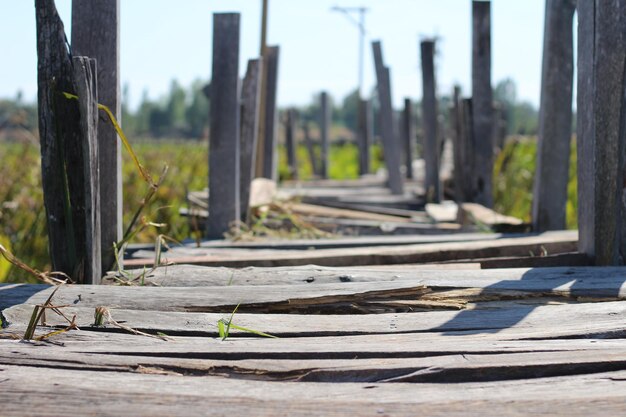 Oude houten brug over water