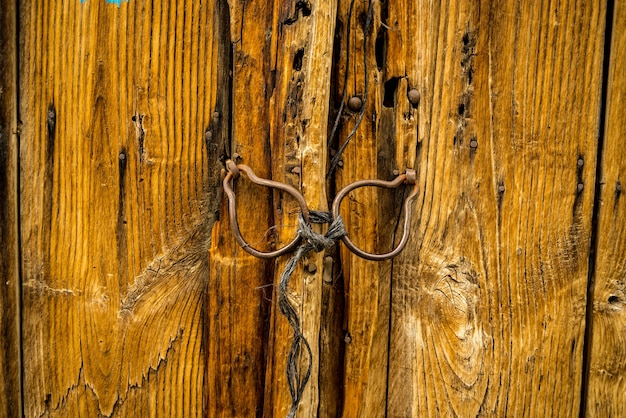 Oude houten deur met oude ijzerkloppers