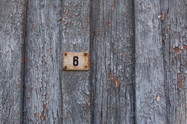 Foto oude houten deur met peeling en gebarsten blauwe verf.