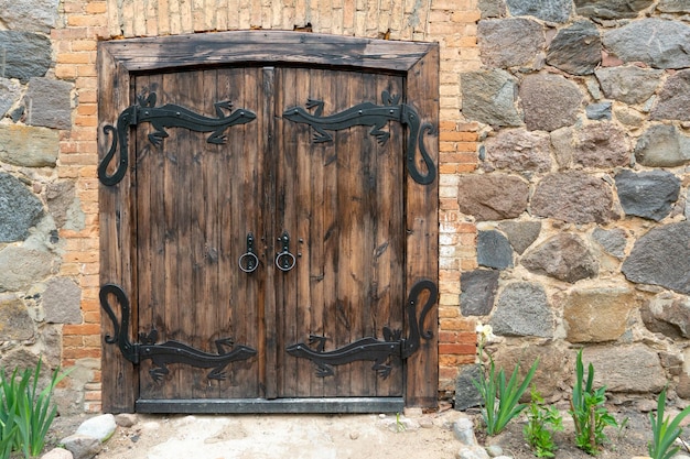 Oude houten deuren Decoratieve elementen op een oud stenen huis Een oude stenen structuur
