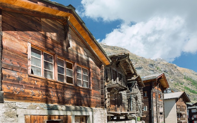 Oude houten huizen in Zermatt, Zwitserland