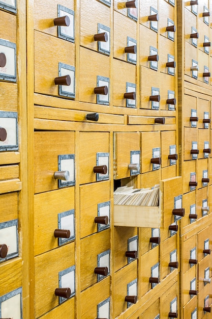 Oude houten kaartenbak in bibliotheek