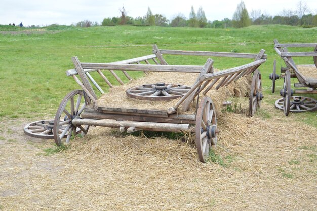 Oude houten kar voor het vervoer van goederen in de landbouw