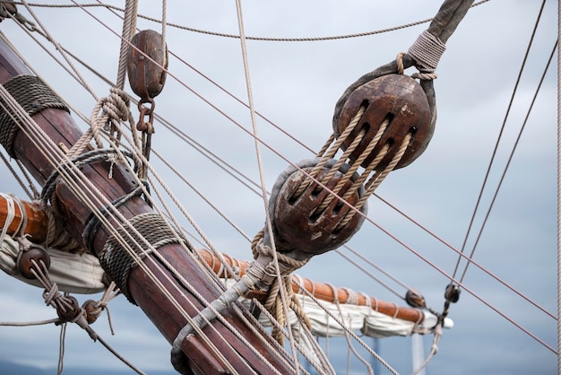 Oude houten katrollen voor boten