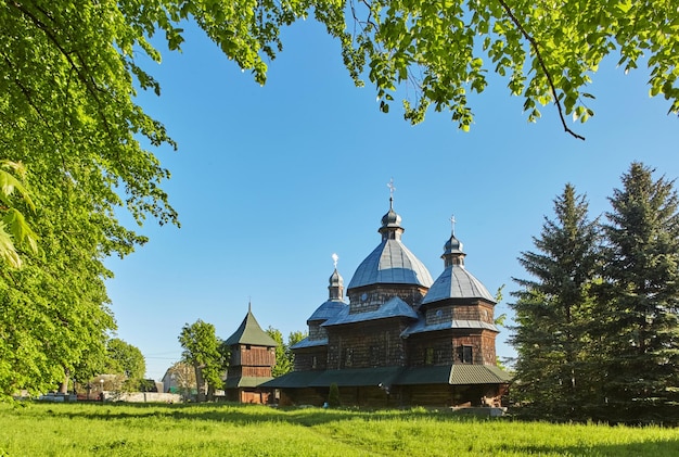 Foto oude houten kerk in de buurt van krekhiv met etnische sfeer in de regio van lviv, oekraïne