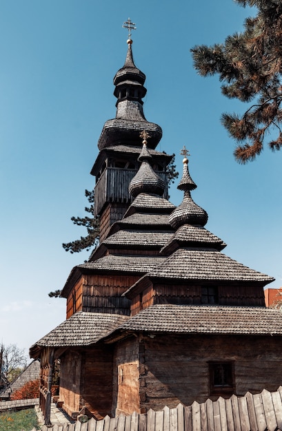 Oude houten kerk in Uzhgorod, Oekraïne. Grieks-katholieke kerk van de heilige aartsengel Michaël gebouwd in 1777 zonder ijzeren spijker
