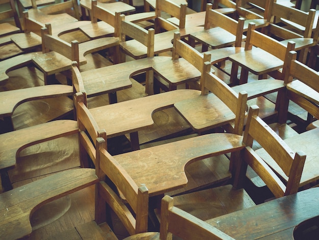 Oude houten lezingsstoelen op school, Uitstekende stoelen