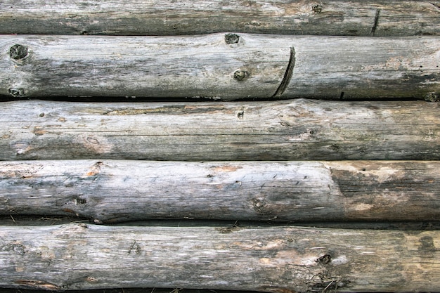 Oude houten logboeken met schimmel. Natuurlijke veroudering van hout. Niet beschermd tegen het milieu hout. Demontage van oude houten constructies.