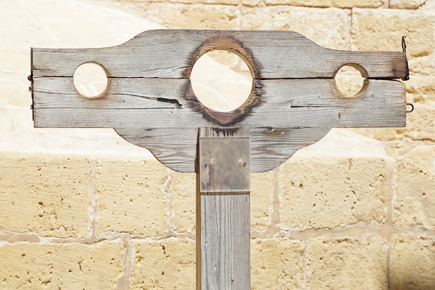 Oude houten middeleeuwse schandpaal close-up