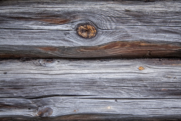 Oude houten muren van een huis in het dorp