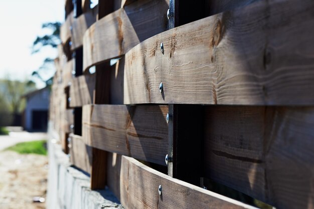 Foto oude houten omheining met ijzeren klinknagels