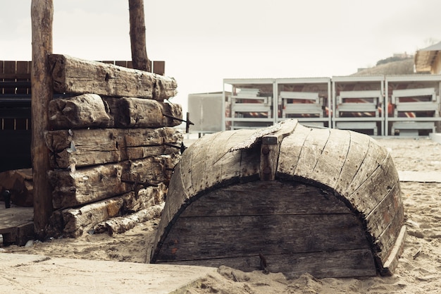 Oude houten ondersteboven boot op het strand