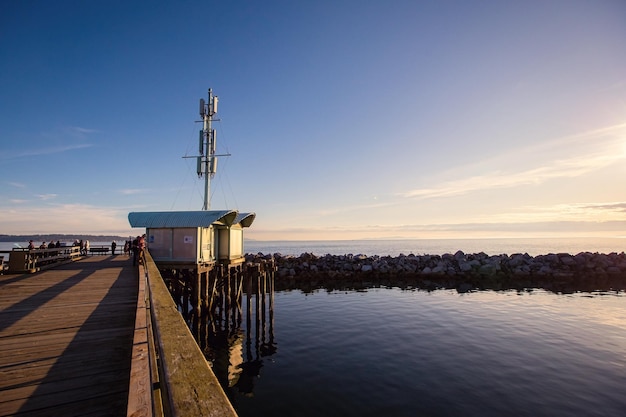 Oude houten pier met een huis in White Rock South Surrey Canada