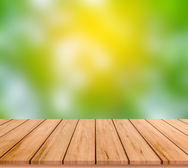 Oude houten plank met abstracte natuurlijke groene vage bokehachtergrond voor productvertoning