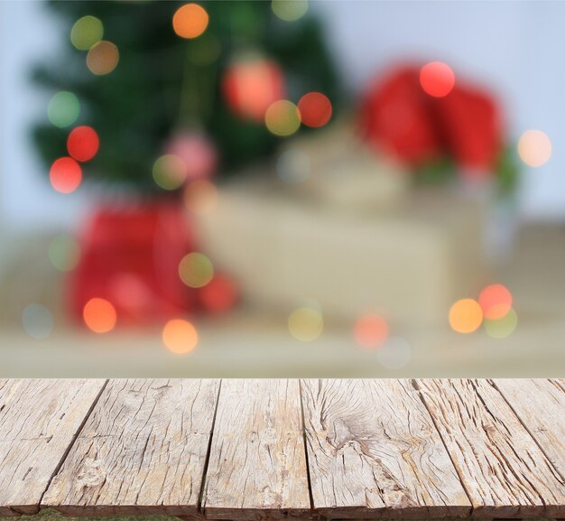 Oude houten plank met onscherpe kersttafereel