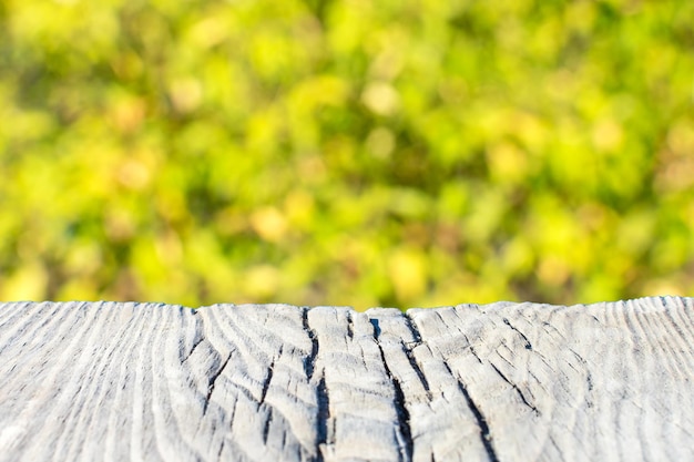 Oude houten plank op een wazige herfst geelgroene achtergrond