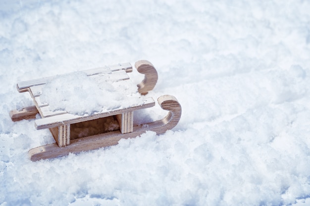 Oude houten slee op sneeuw