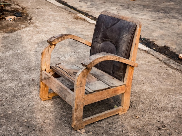 Foto oude houten stoelen drogen in de zon op de voorkant van het huis