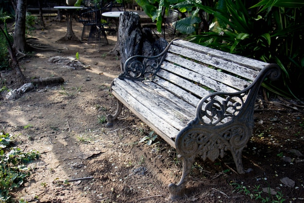 Foto oude houten stoelen in de tuin