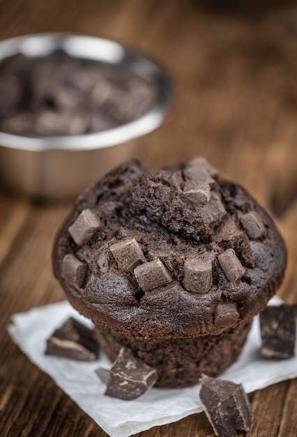 Oude houten tafel met verse chocolademuffins close-up shot selectieve focus