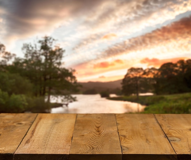 Oude houten tafel of loopbrug aan het meer