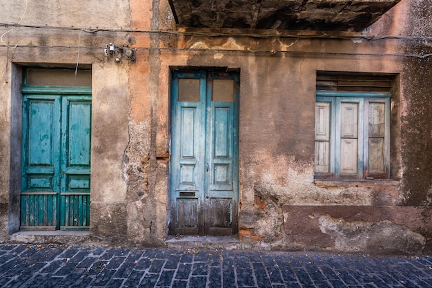 Oude houten toegangsdeur op gevel van antiek barok gebouw in traditionele architectuur van Catania Sicilië, Italië.