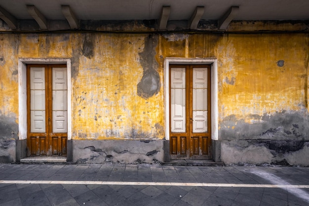 Oude houten toegangsdeur op gevel van antiek barok gebouw in traditionele architectuur van catania sicilië, italië.