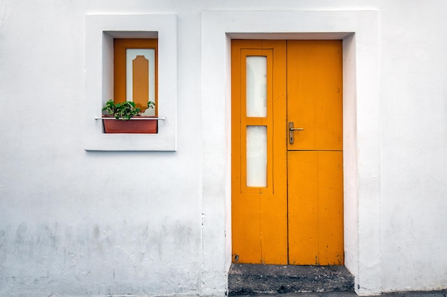 Foto oude houten toegangsdeur op gevel van antiek barok gebouw in traditionele architectuur van catania sicilië, italië.