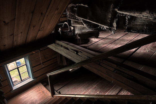 Oude houten trap interieur in oud landhuis