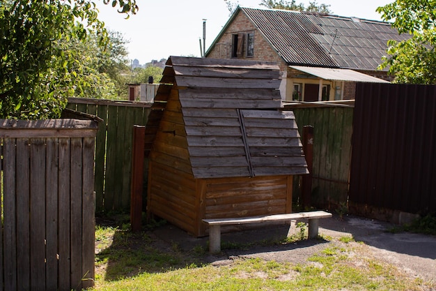 Oude houten waterput in het dorp