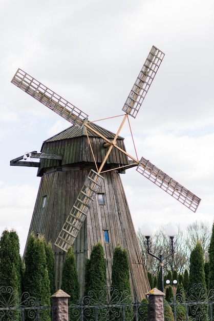 Oude houten windmolen binnen op een zonnige dag. Oude traditionele Nederlandse molen.