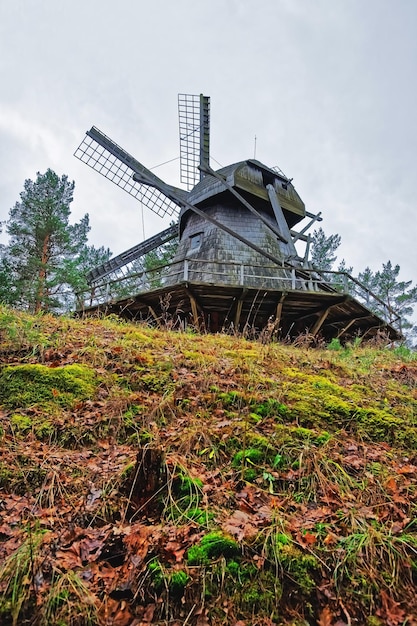 Oude houten windmolen in etnografisch openluchtdorp in Riga, Letland