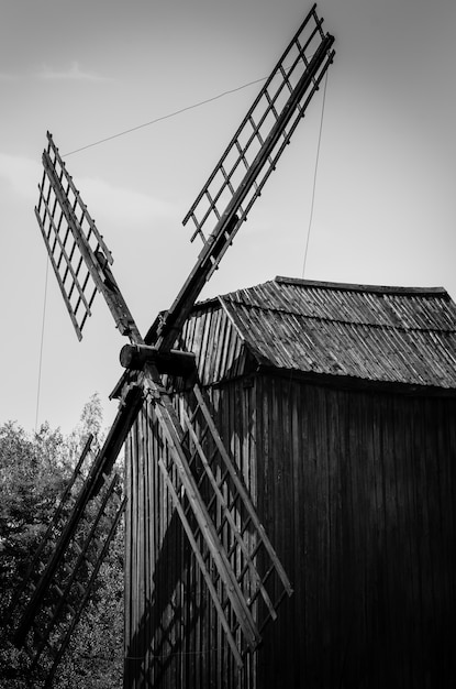 Foto oude houten windmolen in het dorp