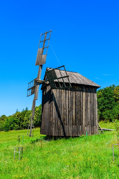 Oude houten windmolen in Pyrohiv Oekraïne