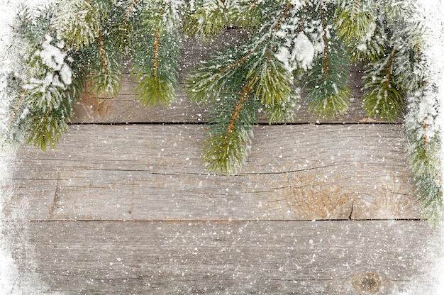 Oude houtstructuur met sneeuw en firtree