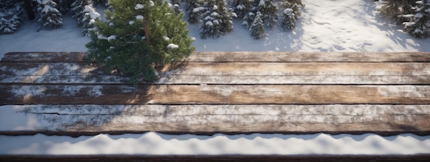 Oude houtstructuur met sneeuw en spar