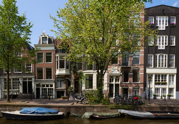 Oude huizen aan de gracht, Amsterdam, Nederland