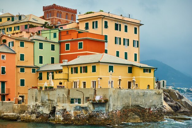 Oude huizen aan de kust aan zee in Boccadasse in Genua, Italië